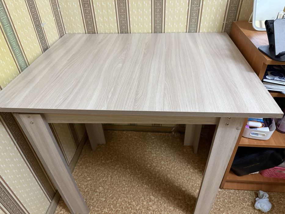 Стол для кухний.