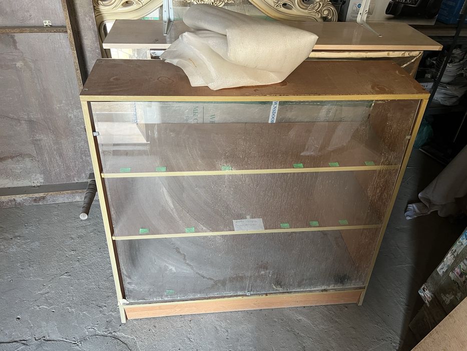 Ветрина полка со стеклом