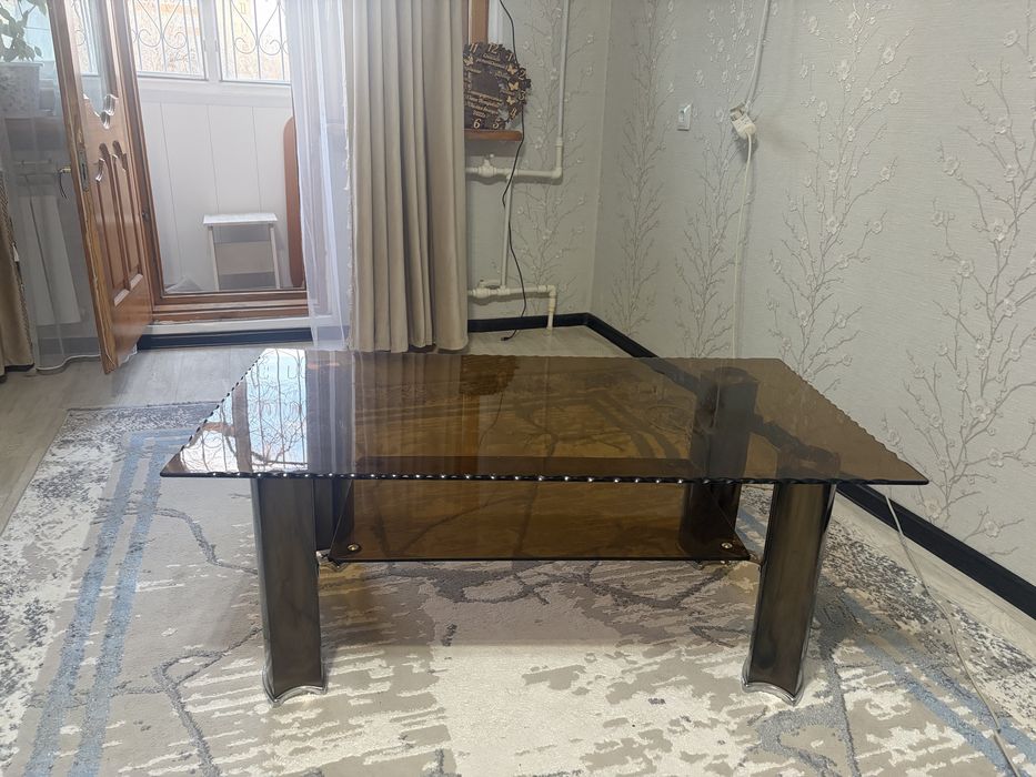 Продам стеклянный стол 5К