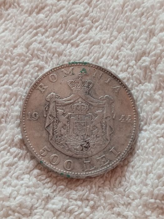 Vând bancnote și monede emise în diverse perioade de timp