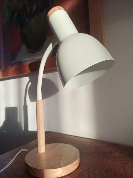 Lampă cu baza din lemn natural