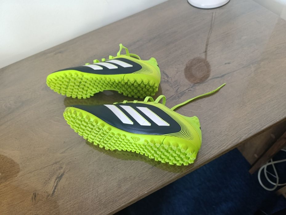 Acestea sunt ghete de fotbal Adidas Copa Pure III Club TF de culoare verde neon și negru.
Mărimea40