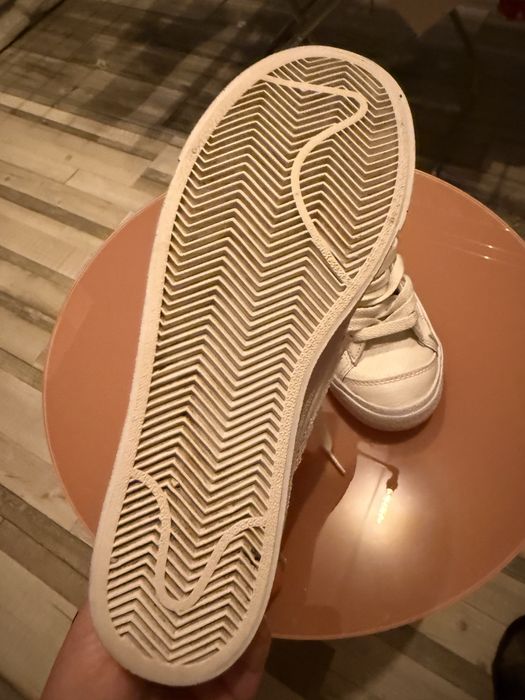 Vand adidasi Nike