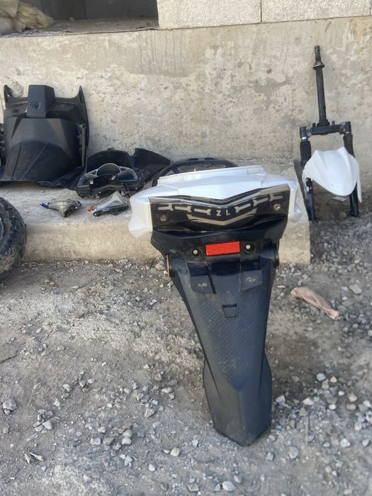 Продаю пластик мопед макси