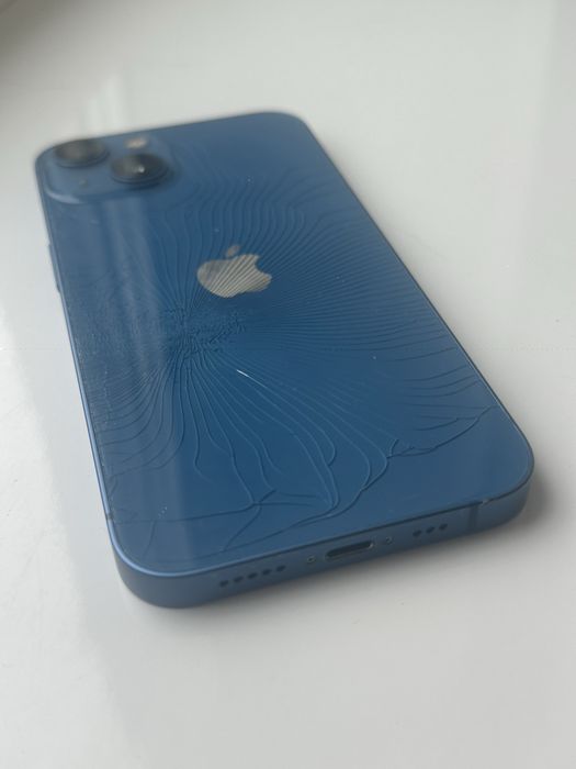 Продам iPhone 13 на 128 гб (синий)