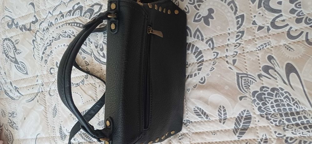 Късо яке и черна чанта