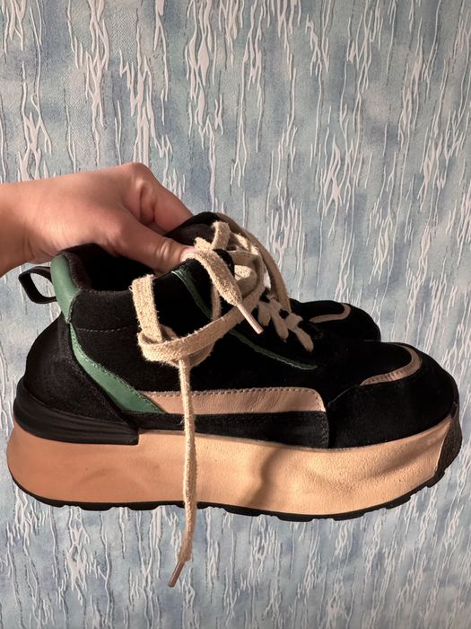 Продам женские кроссовки