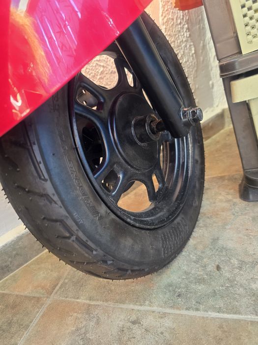 електрическият скутер Retro Volt (48V 800W 25Ah)