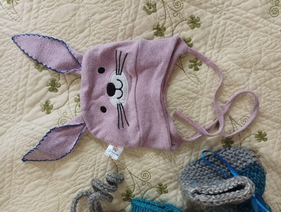 Теплый костюм с шапочками(2) и пинетками на 3-6 месяцев.