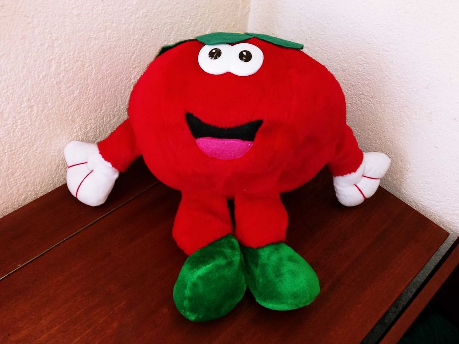 Голяма плюшена играчка ягода с ръчички и краченца