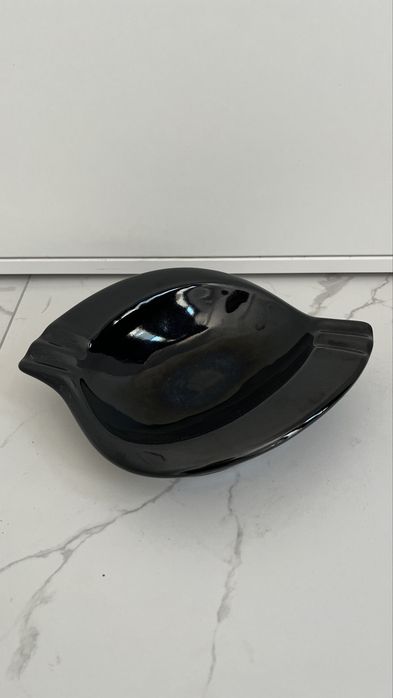 Scrumiera neagra din ceramica