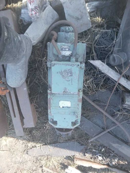 Продам электродвигатели 13 квт  и 3.8 квт