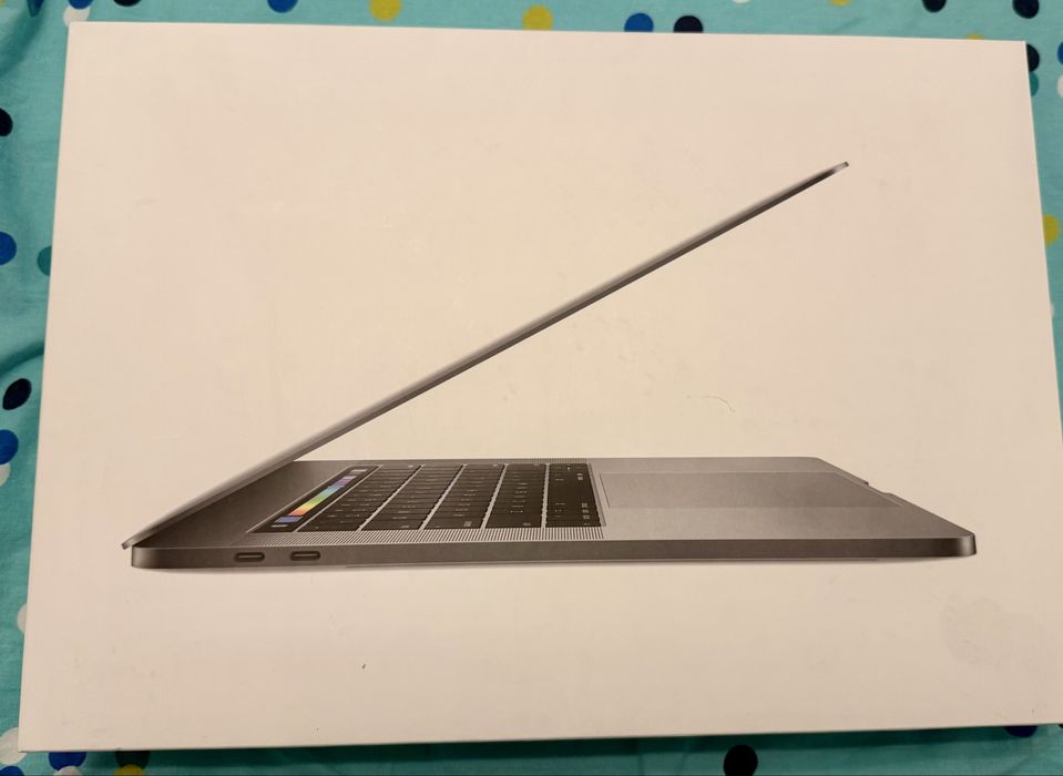 MacBook Pro, 15.4”, 16 GB RAM, video dedicat Radeon 4 GB, SSD 512 GB