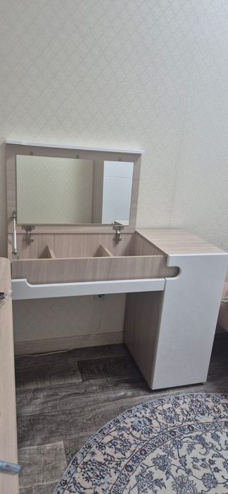 Продам дамский столик. Трюмо