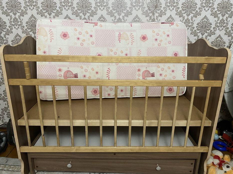Продам детскую кровать-маятник