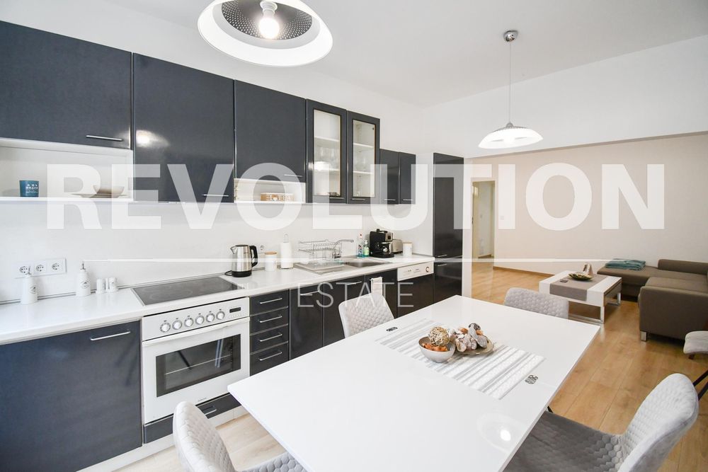 Дава се под наем Четиристаен апартамент в София, Център - 130 кв.м за 1350 € - Снимка #2