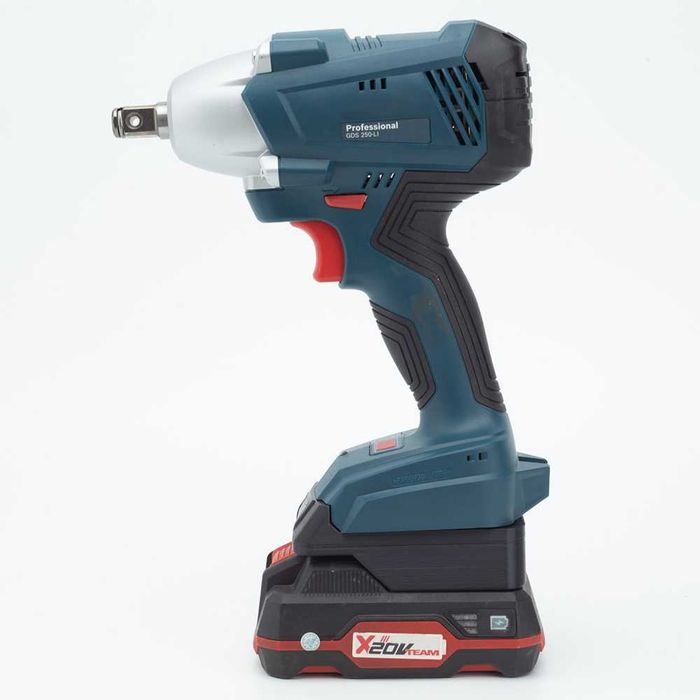 Продавам преходник за 18 V литиви батерии