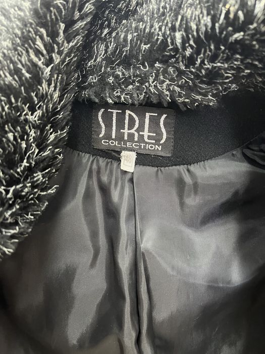 Елегантно вълнено палто със свалящя се яка