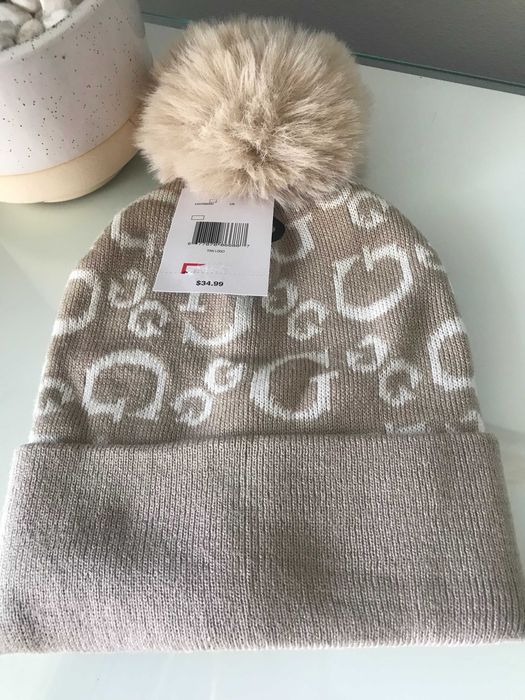 Нови оригинални шапки Guess