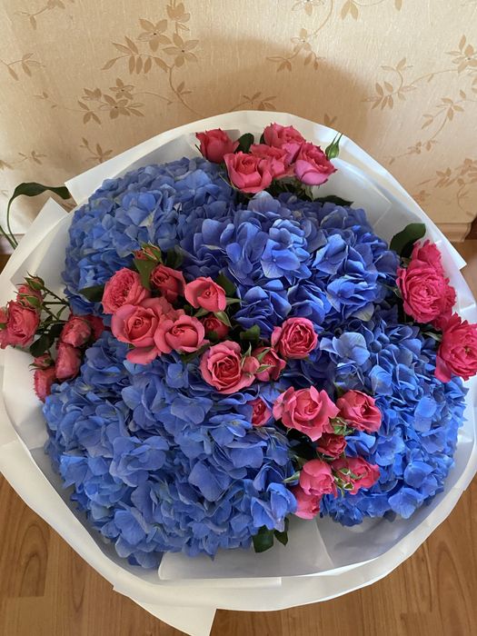 Букет из гортензии и кустовых роз