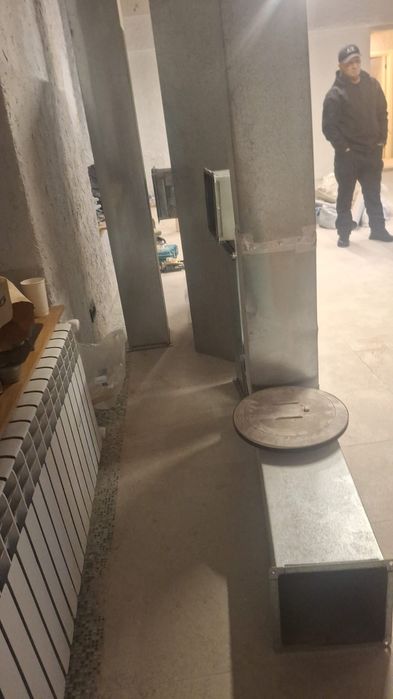 Продам  Вентилиционный зонт,вместе с решетками.