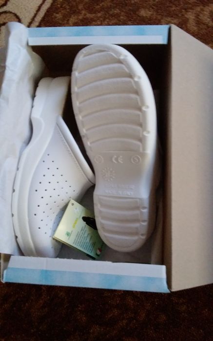 Работна дамска туника и два чифта  работни чехли