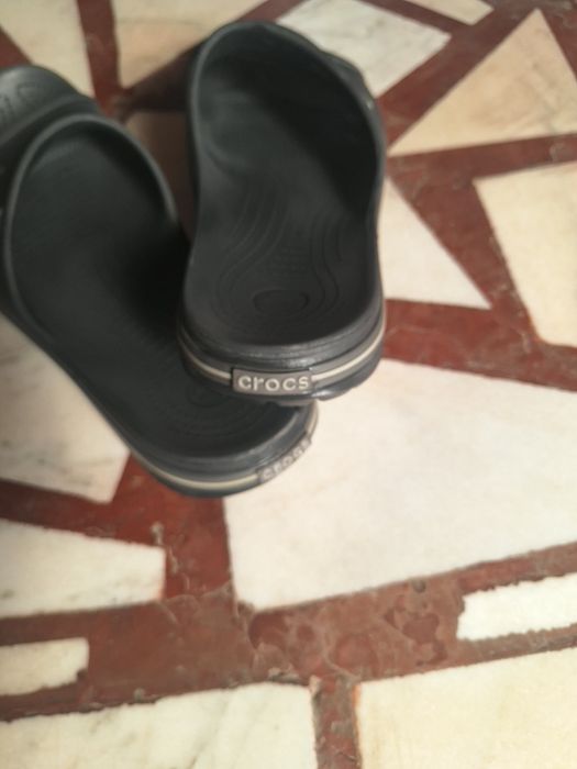 Vând papuci Crocs