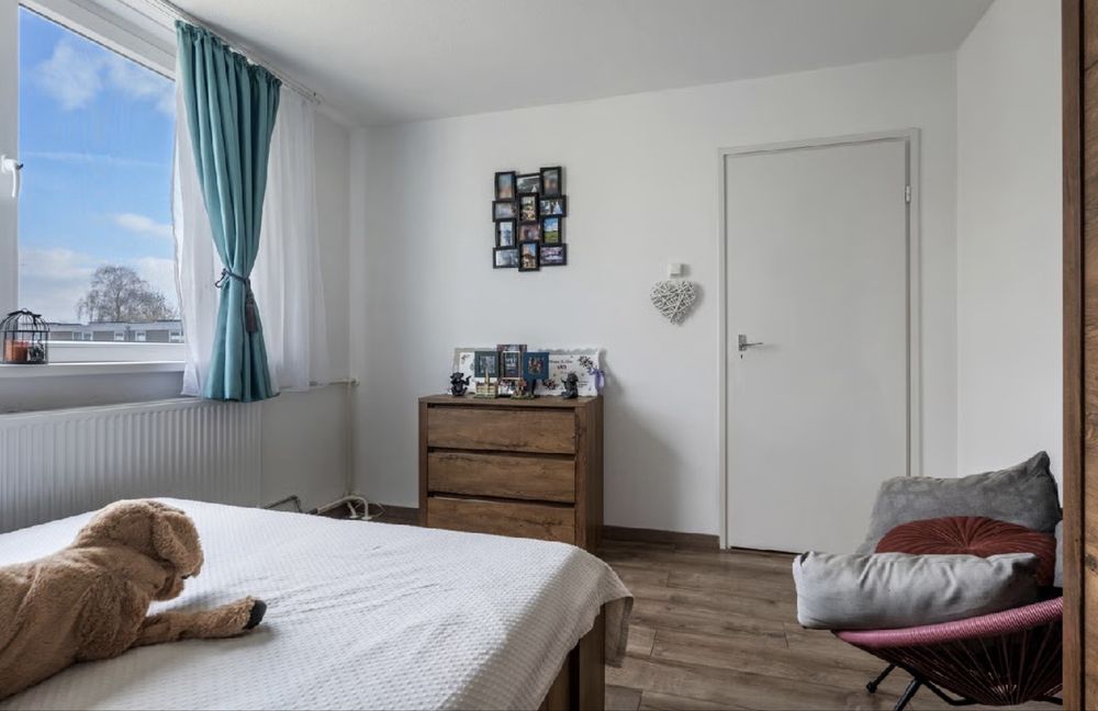 Mobila dormitor in culoarea stejarului