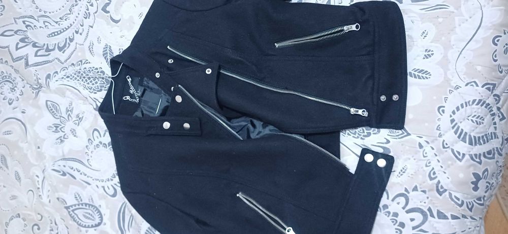 Късо яке и черна чанта