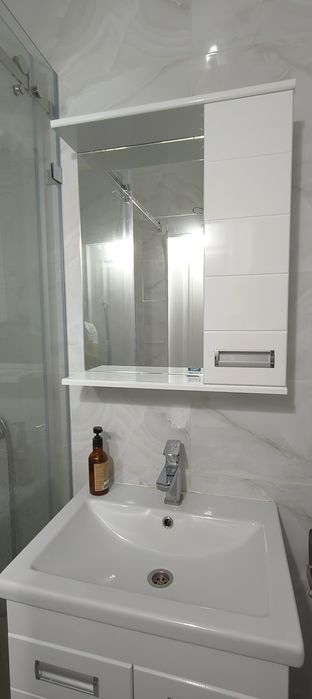 Продам раковину с тумбой и зеркалом