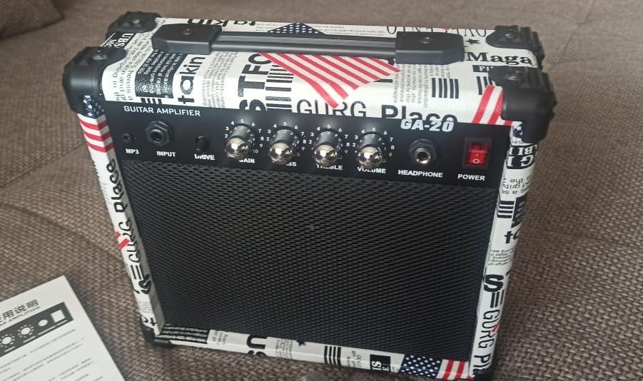 Fender Stratocaster с хамбакером и двумя синглами, комбоусилитель.