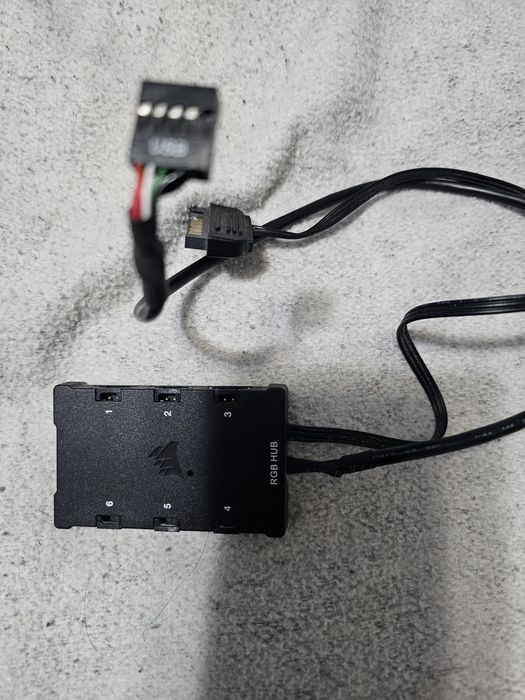 Vand 2 Ventilatoare Corsair SP140rgb cu hub rgb și 2 Ventilatoare Artic F12, de 120 stare foarte bună