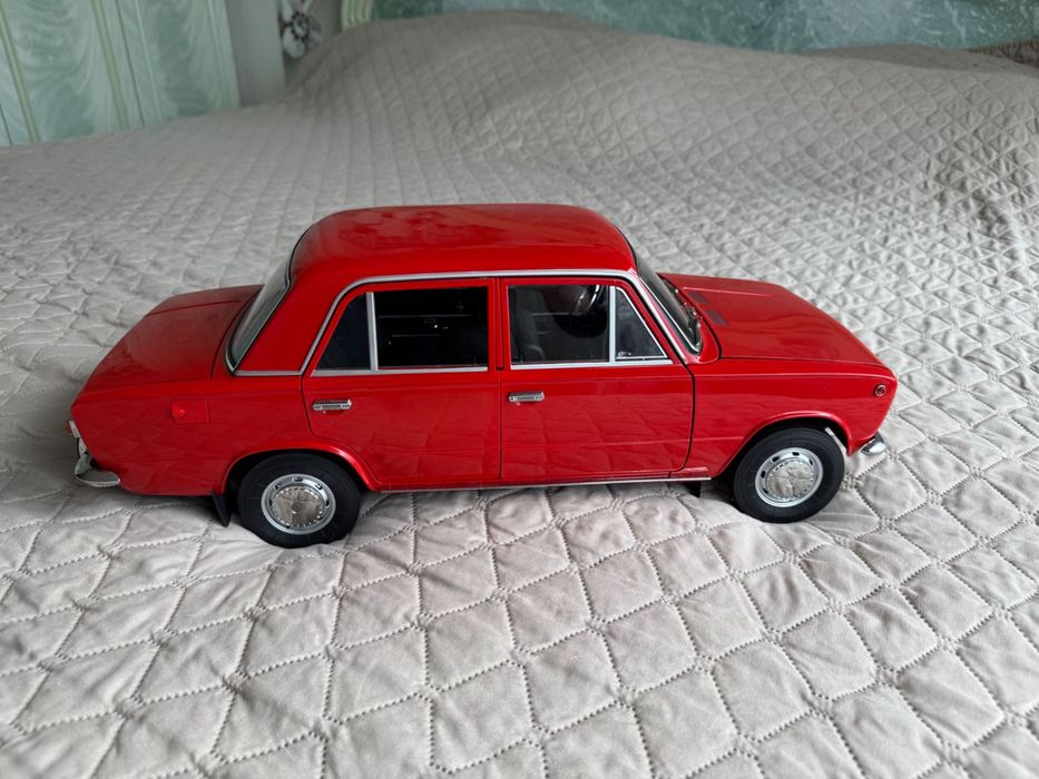 Метален модел на Жигула (ВАЗ 2101) – мащаб 1:8, с работещи светлини