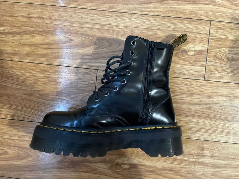 Bocanci Dr Martens cu talpa inalta marimea 37