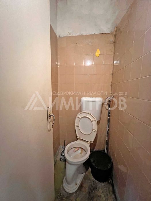 Продава тристаен апартамент 77 кв.м. в саниран блок в гр. Нови пазар.