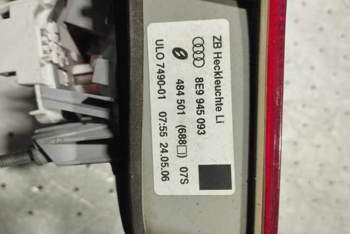 Lampa / Tripla stop stanga pe hayon 8E9 945 093 Audi A4 B7