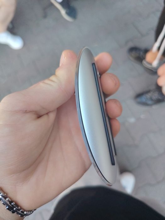 Vând maus apple puțin spart perfect funcțional