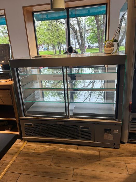 Vand vitrina cofetarie patiserie horeca perfect  funnctionala 150 cm