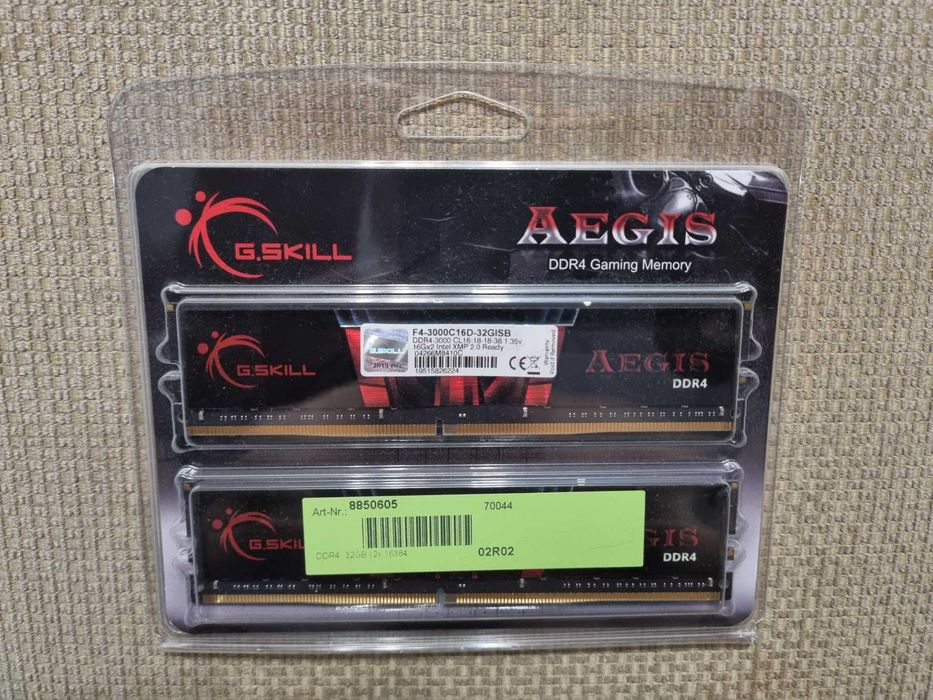 Чисто нова геймъска памет 32GB (2x16GB) 3000MHz DDR4