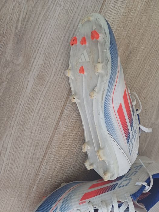 Футболни обувки - бутонки