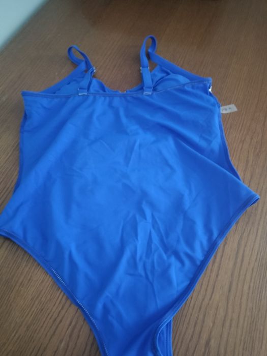 Vând Costum baie