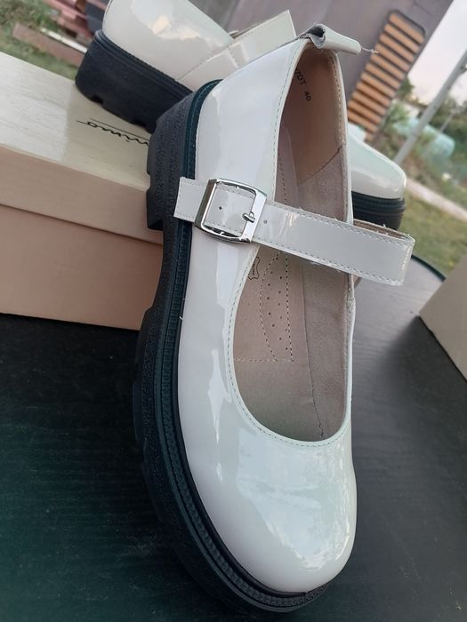 Много удобни бели лачени обувки