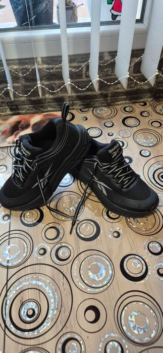 Маратонки Reeibok обувани са само един път.