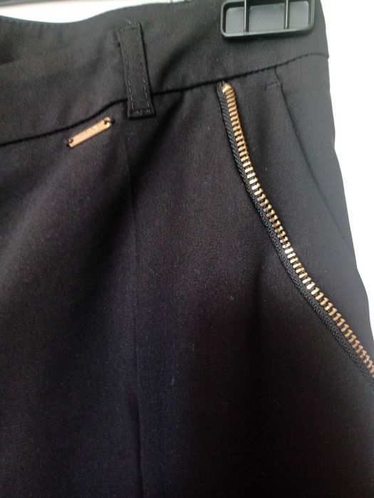 Дамски панталон в черно.