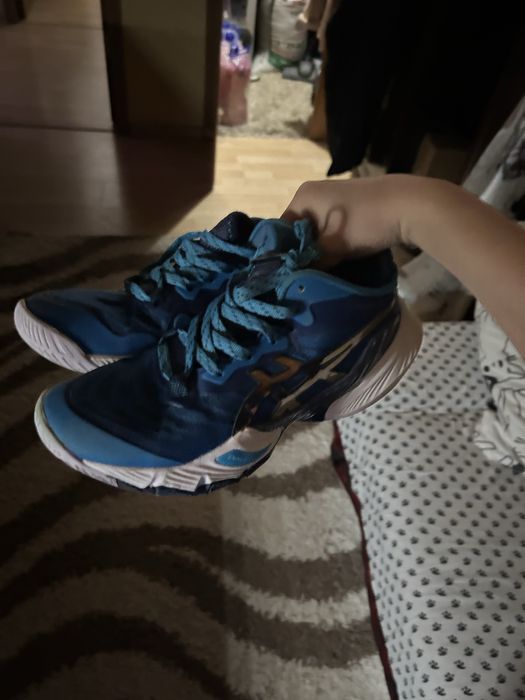 Продам  кроссовки для волейбола