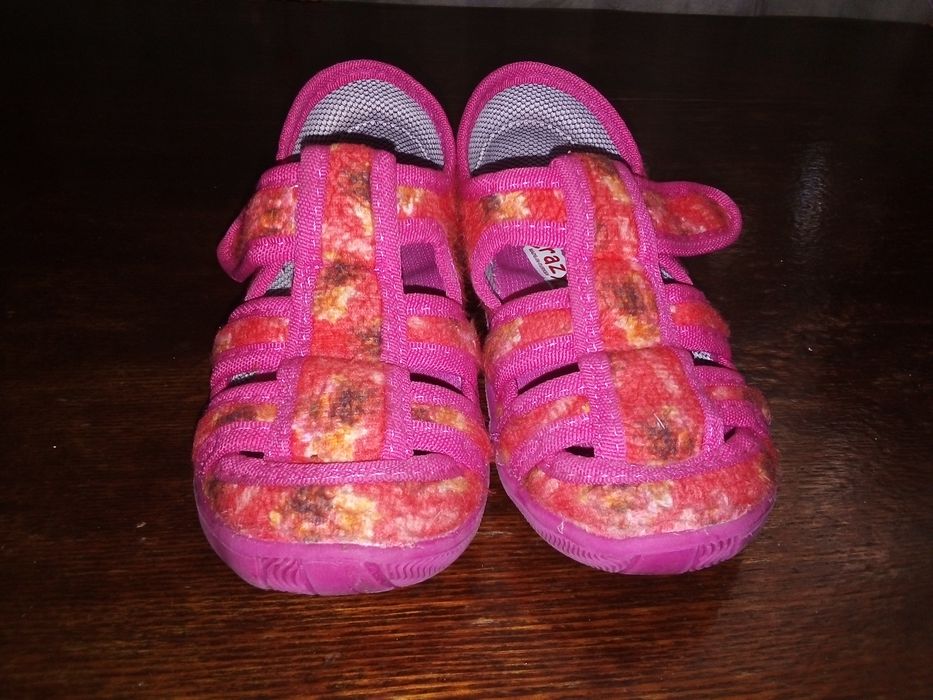 Продам! Детская обувь на девочку!