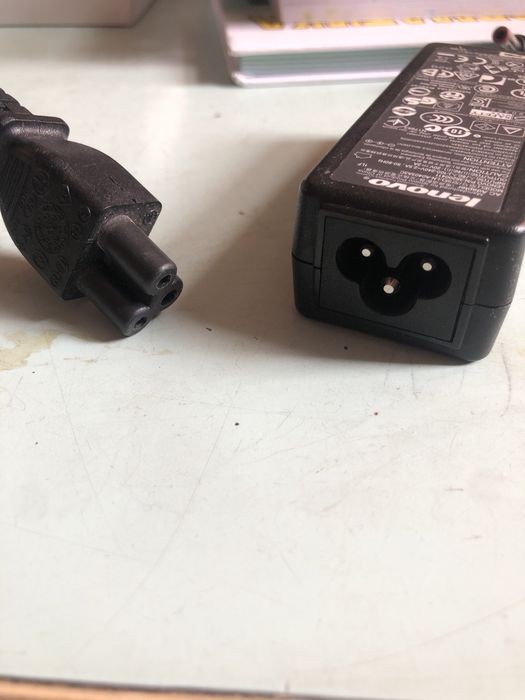 зарядка для ноутбука lenovo g585 в отличном состояний