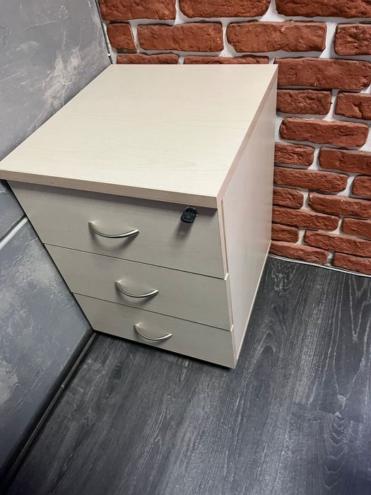 Стол рабочий в отличном состоянии