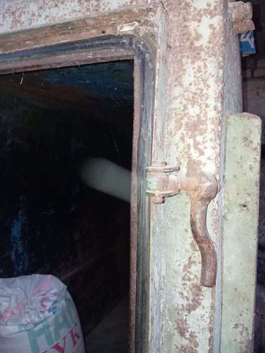 Бункер железный.