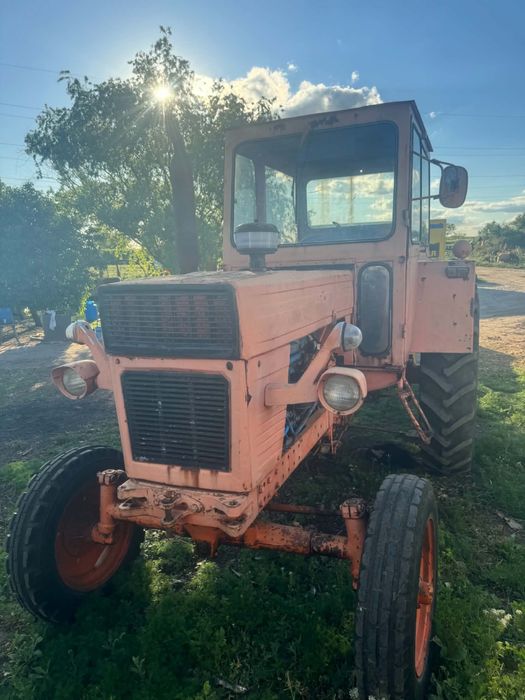 Vând tractor  u 650 în stare perfectă de funcționare cauciucuri bune nu are pierderi de ulei nu sare din vinete nu bate ofer probă 4300 €